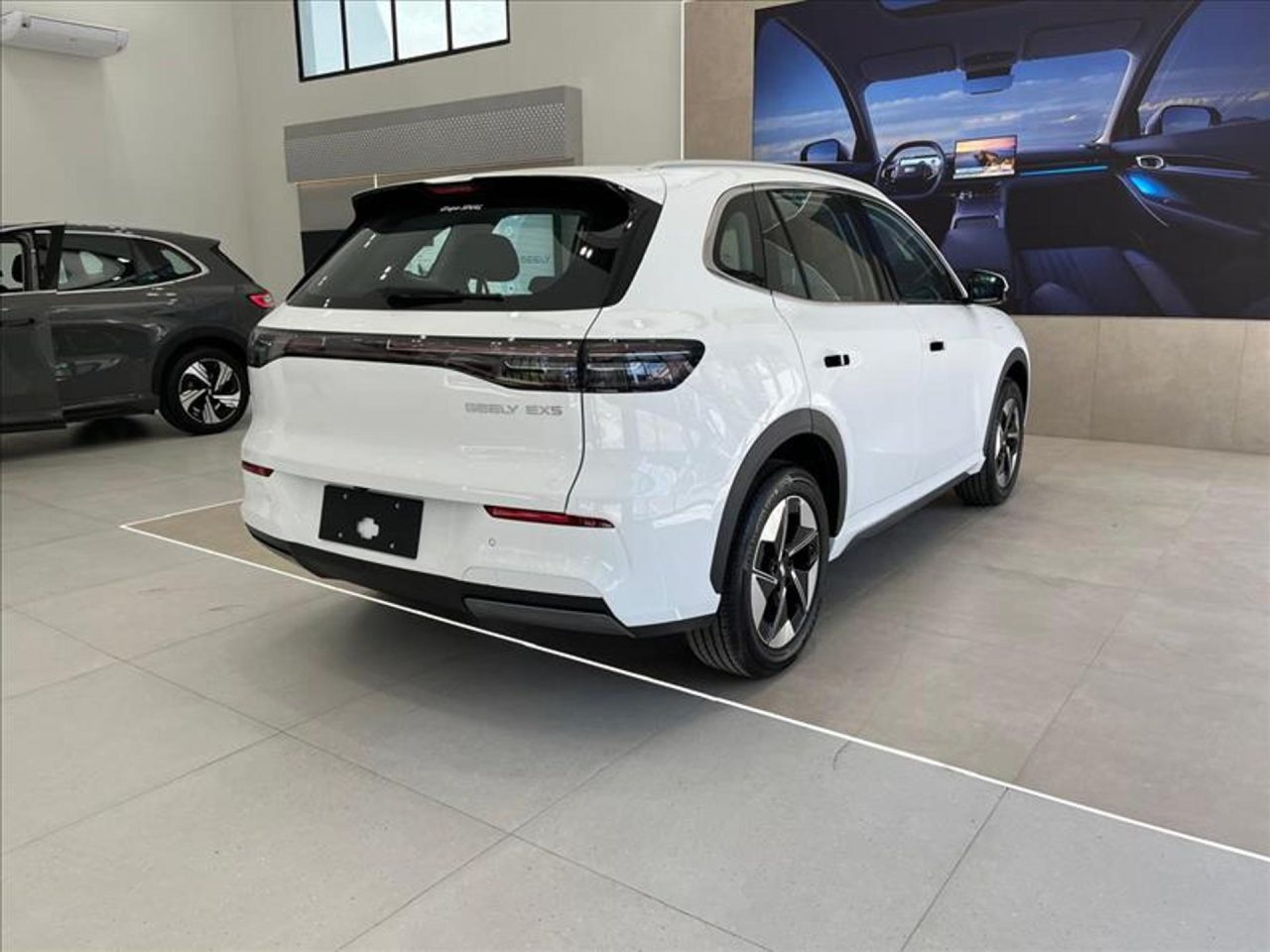 Geely EX5 EM-i vale a pena? Descubra os pontos fortes, defeitos e tudo sobre o SUV