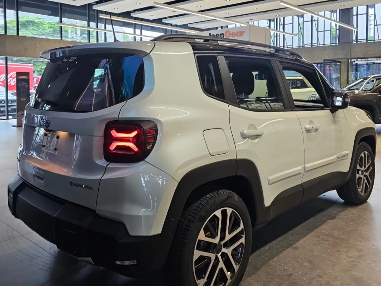 Avaliação: Jeep Renegade Sahara 2027 surpreende com teto solar e preço abaixo de T-Cross e Creta