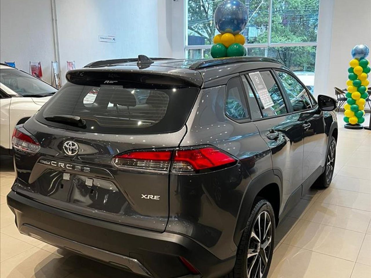Toyota Corolla Cross XRE 2027 estacionado em ambiente urbano