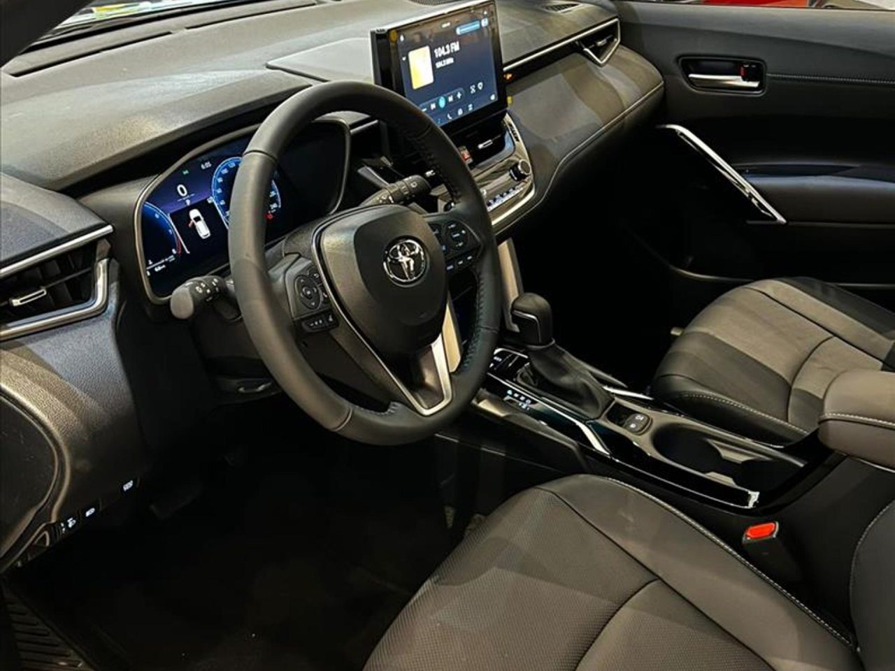 Toyota Corolla Cross XRE 2027 estacionado em ambiente urbano