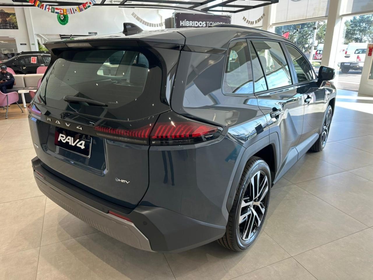 Toyota RAV4 SX Híbrido 2026 passa por avaliação; confira os pontos fortes